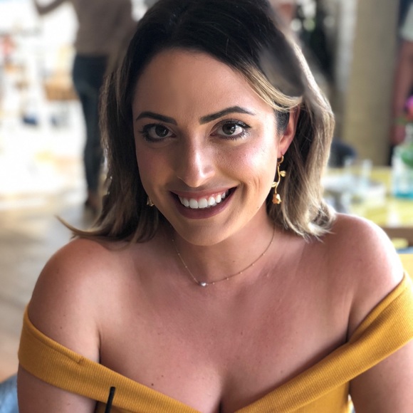 Meet your Posher, Alyssa - Picture 2 of 4